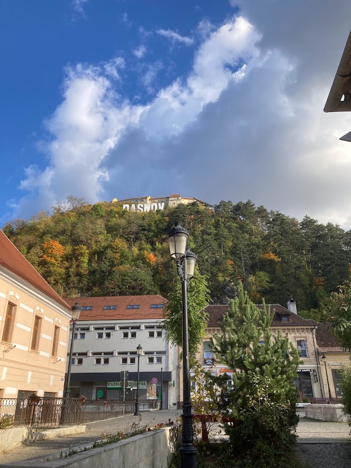 Vizitează Râșnov - un oraș vechi de lângă Brașov, care este și el plin de istorie