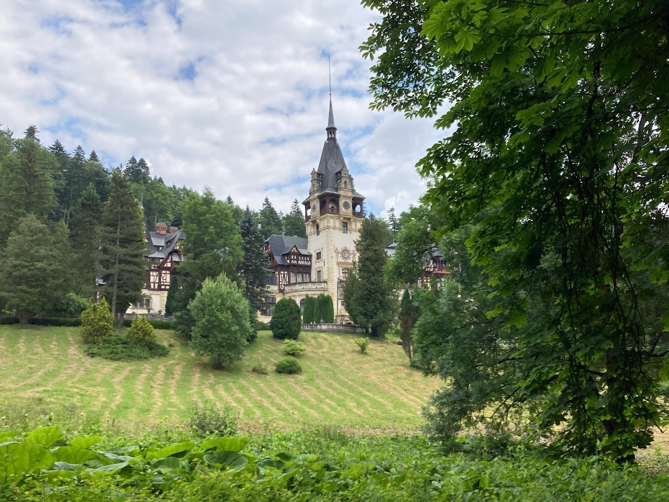 Castelul Peleș este reședința regalității românești și cel mai bine conservat castel din România