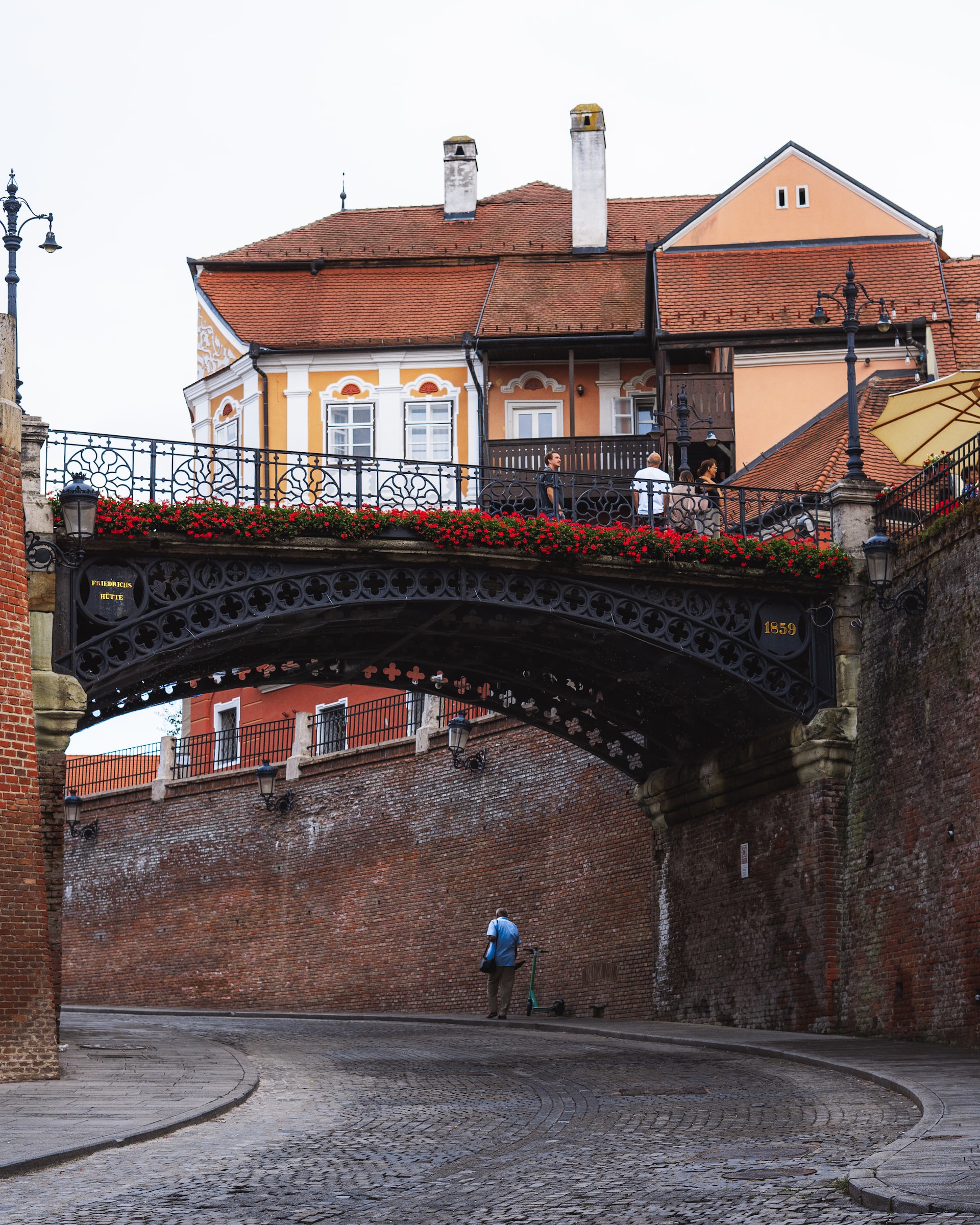Podul Minciunilor din Sibiu este desprins din filmele romantice