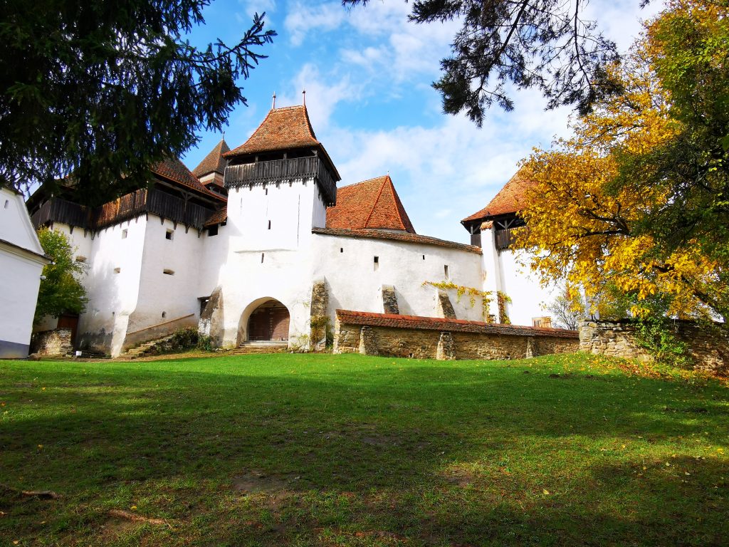 Biserica fortificată de la Viscri de lângă Sighișoara este o destinație de neratat în România